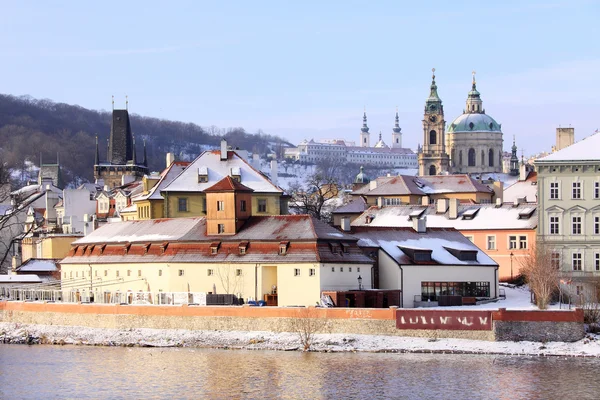 Snöiga Prag st. nicholas' katedral i soliga dag, Tjeckien — Stockfoto