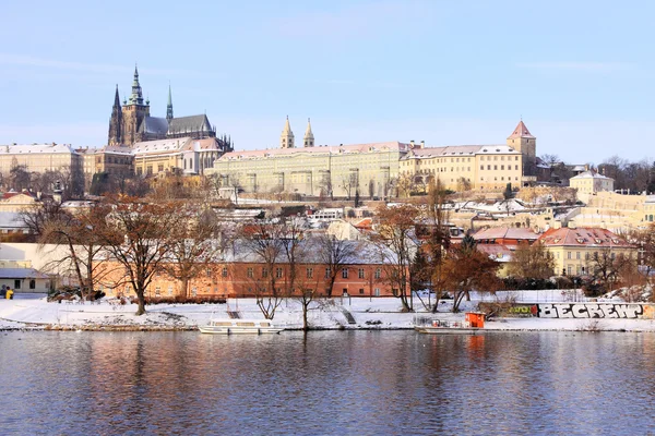 Romantische besneeuwde Praag gotische burcht boven de rivier vltava, Tsjechië — Stockfoto