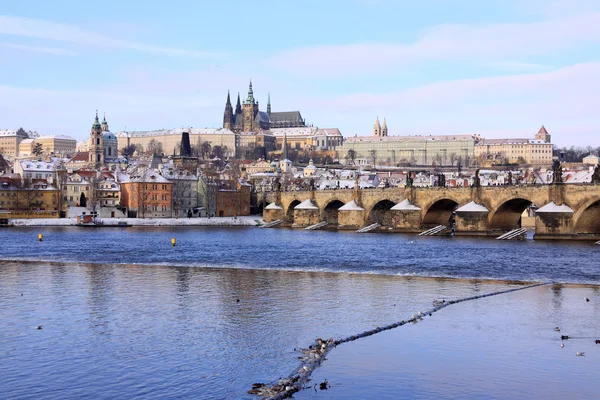 Château gothique romantique enneigé de Prague avec le pont Charles sous le soleil, République tchèque — Photo