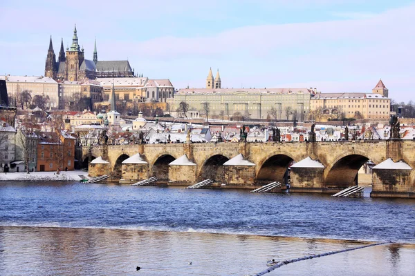 Romantyczny snowy Praga gotycki zamek z mostu Karola, w słoneczny dzień, Republika Czeska — Zdjęcie stockowe