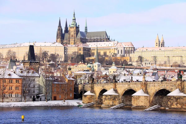 Romantyczny snowy Praga gotycki zamek z mostu Karola, Republika Czeska — Zdjęcie stockowe