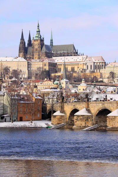 Romantische verschneite Prager gotische Burg mit der Karlsbrücke am sonnigen Tag, Tschechische Republik — Stockfoto