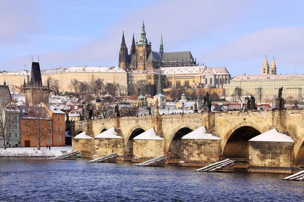 Romantyczny snowy Praga gotycki zamek z mostu Karola, Republika Czeska — Zdjęcie stockowe