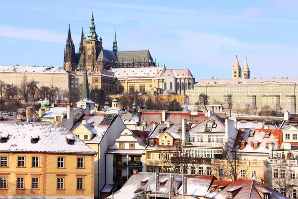 Romántico Castillo gótico nevado de Praga sobre el río Moldava en el soleado Día, República Checa —  Fotos de Stock