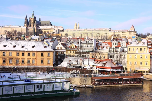 Romántico Castillo gótico nevado de Praga sobre el río Moldava, República Checa — Foto de Stock
