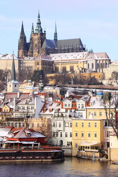 Le château gothique enneigé de Prague au-dessus de la rivière Vltava — Photo