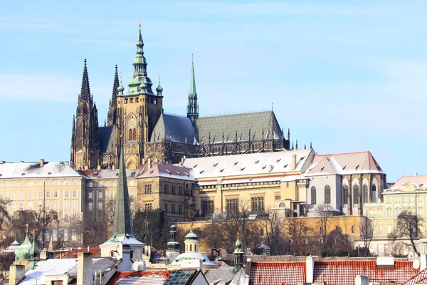 Romantische besneeuwde Praag gotische burcht boven de rivier vltava in de zonnige dag, Tsjechië — Stockfoto