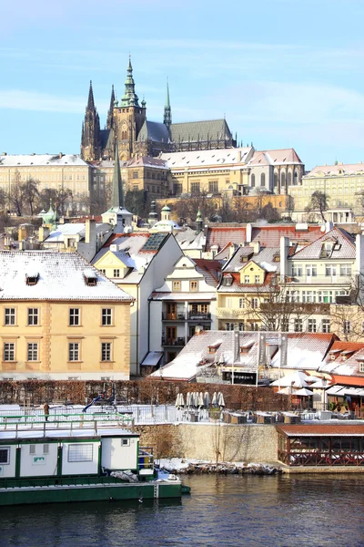 O castelo gótico de Praga nevado acima do rio Vltava — Fotografia de Stock