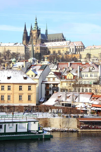 The snowy Prague's gothic Castle above the River Vltava — Stock Photo, Image