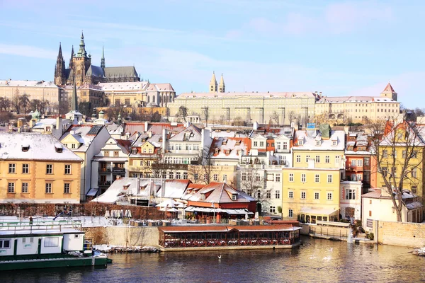 The snowy Prague's gothic Castle above the River Vltava — Stock Photo, Image