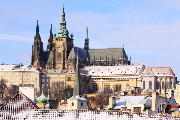 Romantische verschneite Prager gotische Burg über der Moldau am sonnigen Tag, Tschechische Republik — Stockfoto