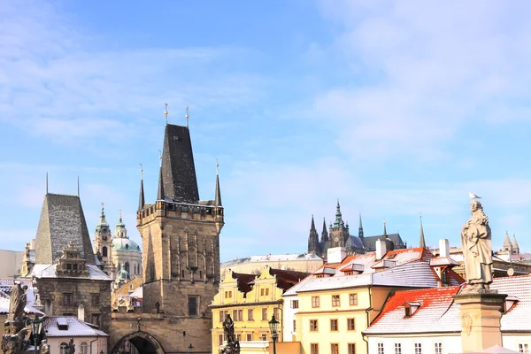 Romantische verschneite Prager gotische Burg, Tschechische Republik — Stockfoto