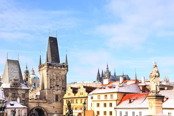 Romantyczny snowy Praga gotycki zamek nad rzeką Wełtawą, Republika Czeska — Zdjęcie stockowe