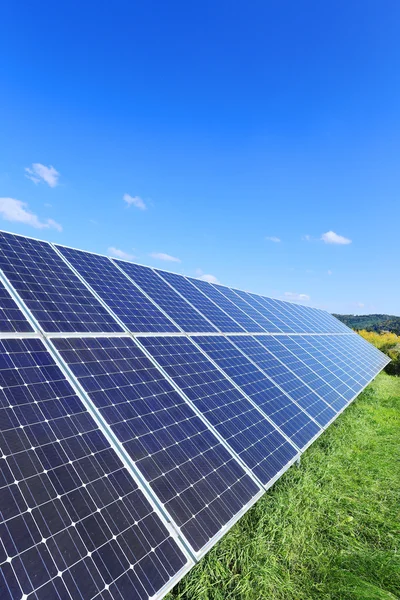 Solkraftverk i höst natur — Stockfoto