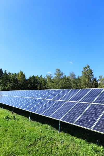 Solarkraftwerk in der herbstlichen Natur — Stockfoto