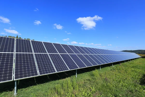 Solkraftverk i höst natur — Stockfoto