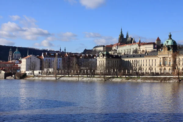 Vista sobre o Castelo Gótico de Praga, acima do Rio Vltava, República Checa — Fotografia de Stock