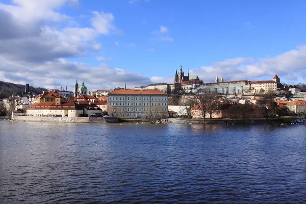 查看上以上河伏尔塔瓦河，捷克共和国布拉格哥特式城堡 — 图库照片
