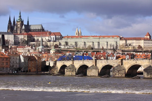 Vista del Castillo gótico de Praga con el Puente de Carlos, República Checa —  Fotos de Stock