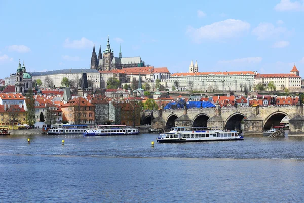 Uitzicht op de gotische burcht van Praag met charles bridge, Tsjechië — Stockfoto