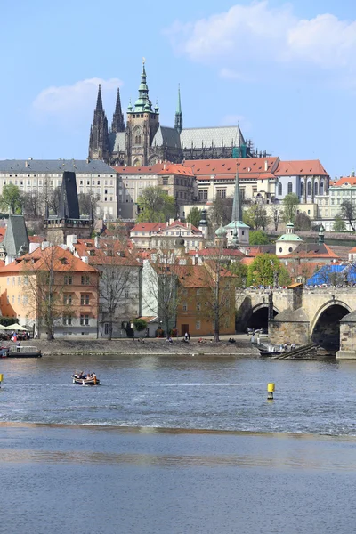 Vista sobre o Castelo Gótico de Praga com a Ponte Charles, República Checa — Fotografia de Stock