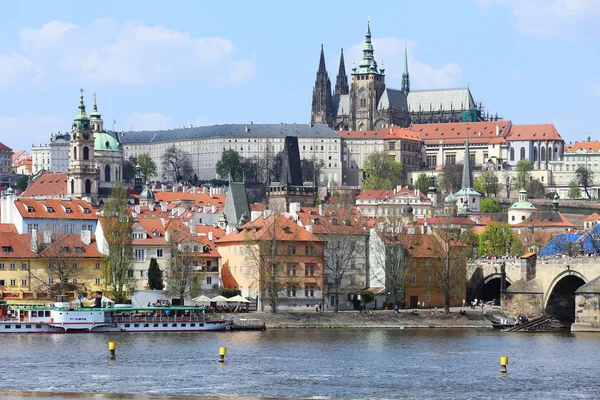 Blick auf die Prager gotische Burg mit der Karlsbrücke, Tschechische Republik — Stockfoto