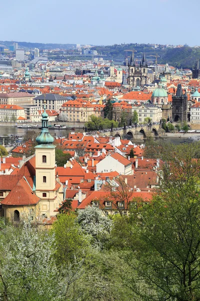 Vista sobre a Primavera Praga City com a Ponte Charles, República Checa — Fotografia de Stock
