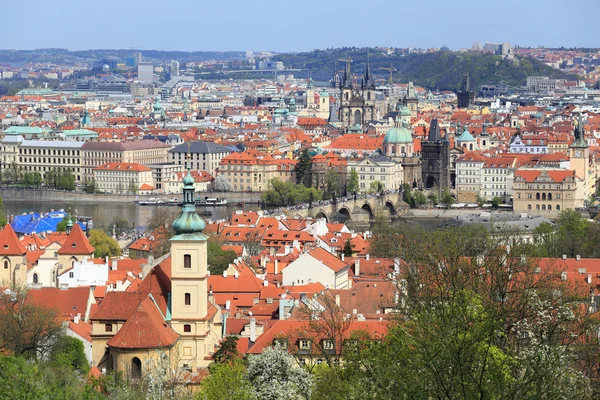 Zicht op het voorjaar Praag stad met charles bridge, Tsjechië — Stockfoto