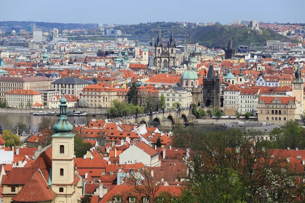 Zicht op het voorjaar stad Praag, Tsjechië — Stockfoto