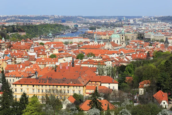 Zicht op het voorjaar stad Praag, Tsjechië — Stockfoto