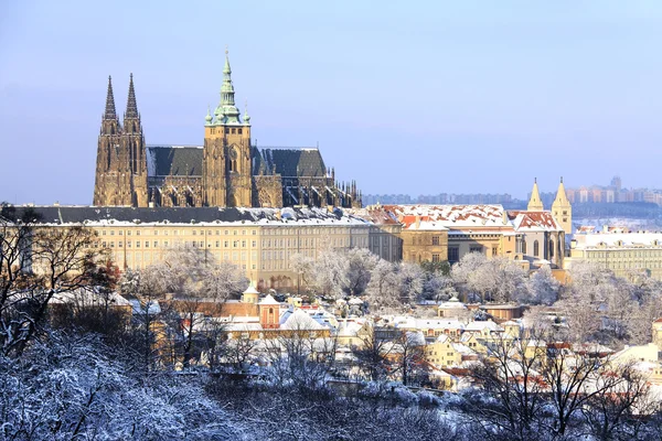 Romantische besneeuwde gotische burcht van Praag, Tsjechië — Stockfoto