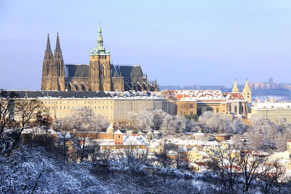 Romantik karlı Prag Gotik Kalesi, Çek Cumhuriyeti — Stok fotoğraf