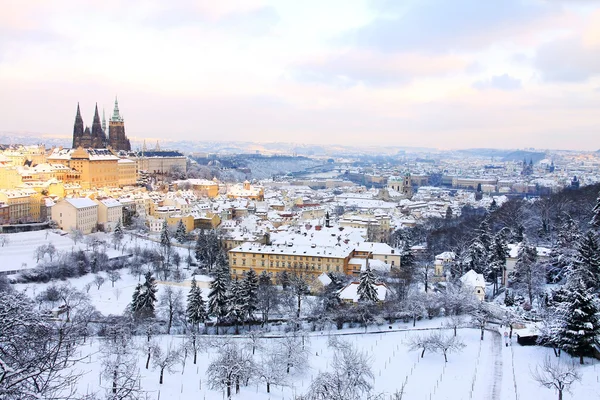 Романтический снежный город Прага с готическим замком из Страговского монастыря, Чехия — стоковое фото