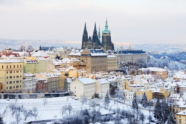 Romántica ciudad nevada de Praga con castillo gótico del monasterio de Strahov, República Checa — Foto de Stock