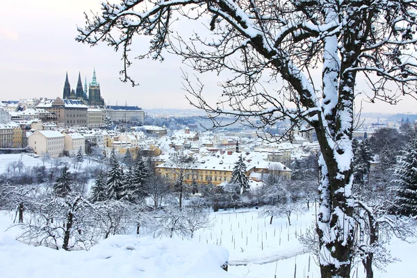 Romántica ciudad nevada de Praga con castillo gótico del monasterio de Strahov, República Checa —  Fotos de Stock