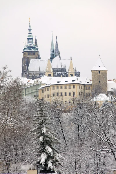 Romantische verschneite gotische Prager Burg über der Moldau, Tschechische Republik — Stockfoto