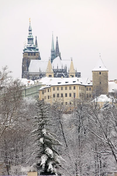 Castelo gótico de Praga nevado romântico acima do rio Vltava, República Checa — Fotografia de Stock