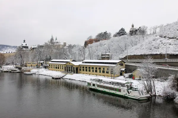 ロマンチックな雪に覆われたゴシック プラハ チェコ共和国ヴルタヴァ川上 — ストック写真
