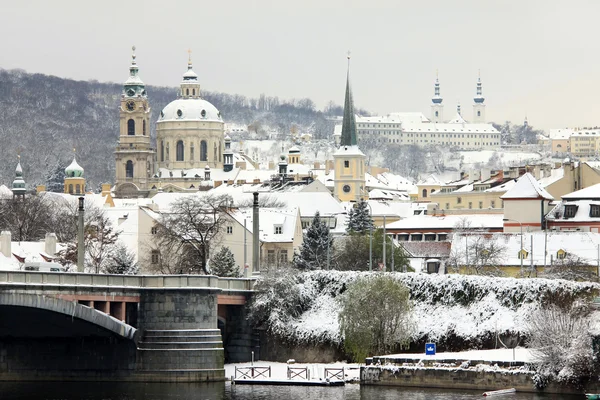 Romântico nevado Catedral de São Nicolau de Praga, República Checa — Fotografia de Stock
