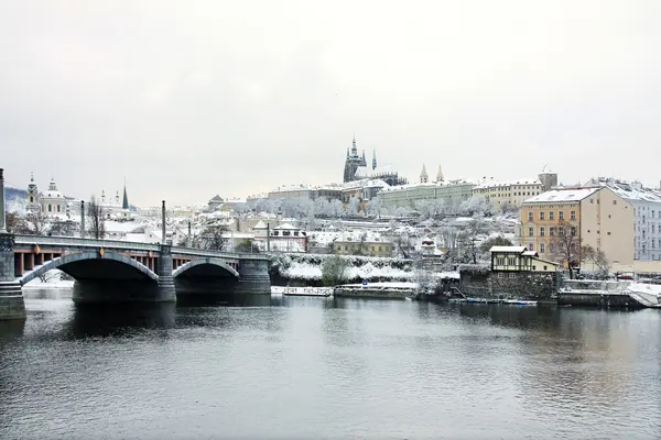 Romantické zasněžené Praze gotický hrad nad řeky Vltavy, Česká republika — Stock fotografie