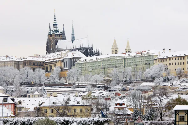 Romántico Castillo gótico nevado de Praga sobre el río Moldava, República Checa — Foto de Stock