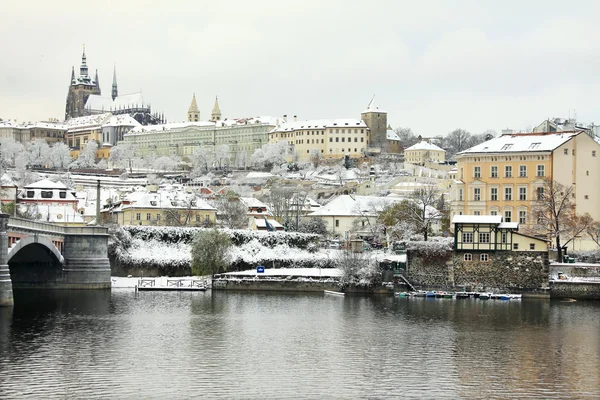 Romantiska snöiga Prag gotiska slottet ovanför floden vltava, Tjeckien — Stockfoto