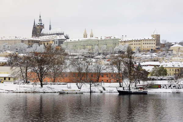 Romantyczny snowy Praga gotycki zamek nad rzeką Wełtawą, Republika Czeska — Zdjęcie stockowe