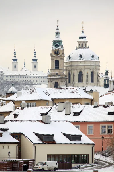 Romántica y nevada Catedral de San Nicolás de Praga, República Checa — Foto de Stock