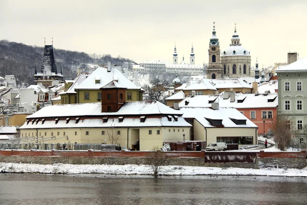 ロマンチックな雪に覆われたプラハ聖ニコラス大聖堂、チェコ共和国 — ストック写真