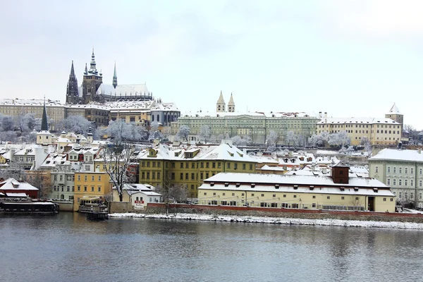 Romantische verschneite Prager gotische Burg, Tschechische Republik — Stockfoto