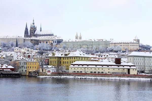 Romántico Castillo gótico nevado de Praga sobre el río Moldava, República Checa —  Fotos de Stock