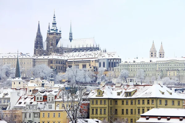 Romantyczny snowy Praga gotycki zamek nad rzeką Wełtawą, Republika Czeska — Zdjęcie stockowe