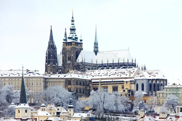 Снег в Праге, готический замок над рекой Влтавой — стоковое фото