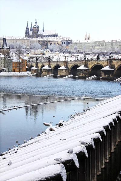 Romantyczny snowy Praga gotycki zamek z mostu Karola, Republika Czeska — Zdjęcie stockowe